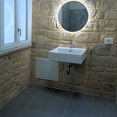 Charming Santantioco Red With 2-way Air Con Uncovered Parking Hotel