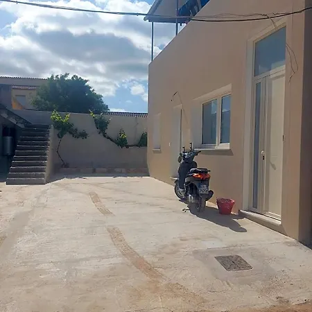 Hotel Charming Santantioco Red With 2-way Air Con Uncovered Parking
